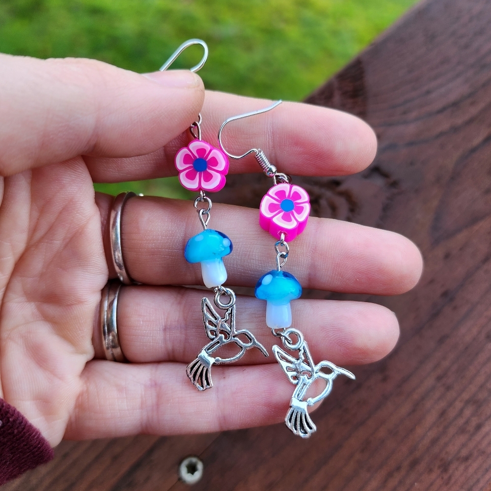 🥳SALE🥳🦙🐦🍄 Spring in the air! Hummingbird mushroom dangle earrings - Picture 6 of 11
